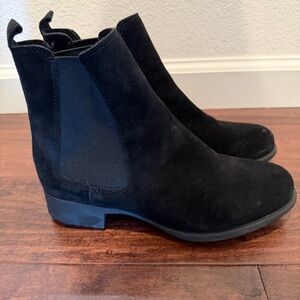La CANADIENNE Black Suede Ankle Boots